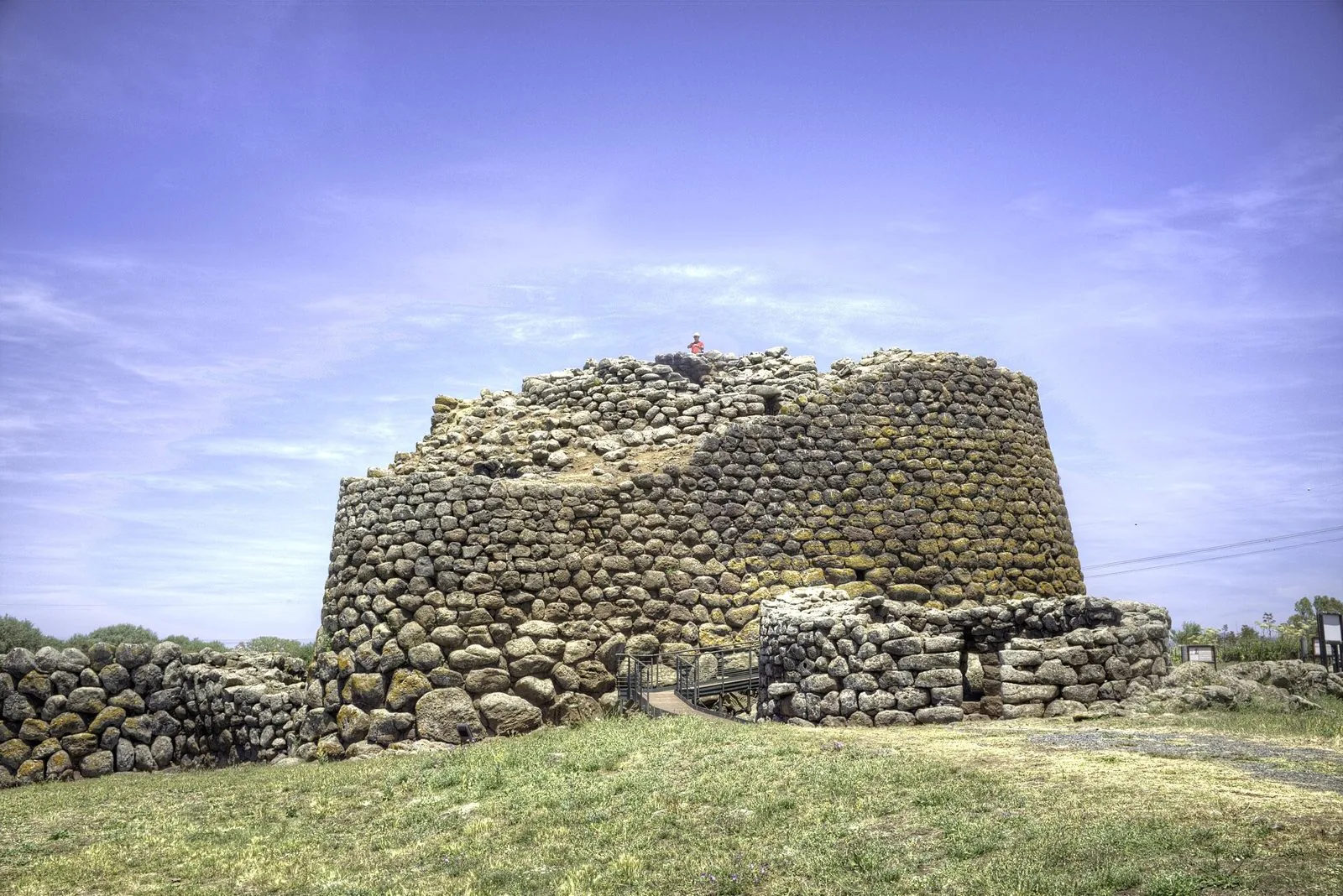 Il Nuraghe Losa ad Abbasanta, torre trilobata in blocchi di basalto sotto un cielo azzurro